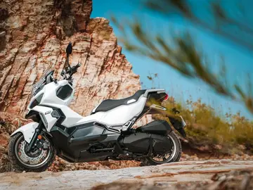 Así es el nuevo scooter crossover que podrás conducir con el carné de coche Así es el nuevo scooter crossover que podrás conducir con el carné de coche