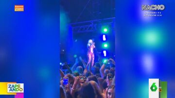 "Hay amores que matan": la cantante Bebe Rexha recibe el impacto de un móvil en la cabeza durante un concierto