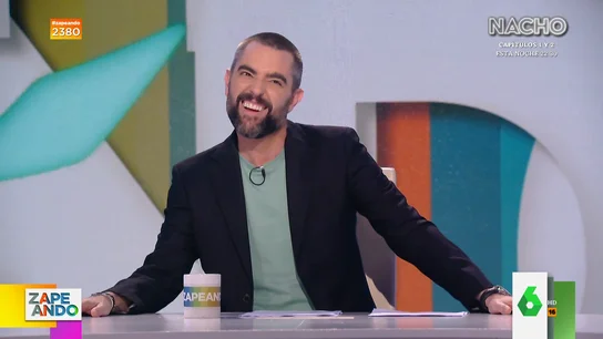 Quique Peinado explica a Dani Mateo el porqué de su característica sonrisa en la cabecera de Zapeando Quique Peinado explica a Dani Mateo el porqué de su característica sonrisa en la cabecera de Zapeando