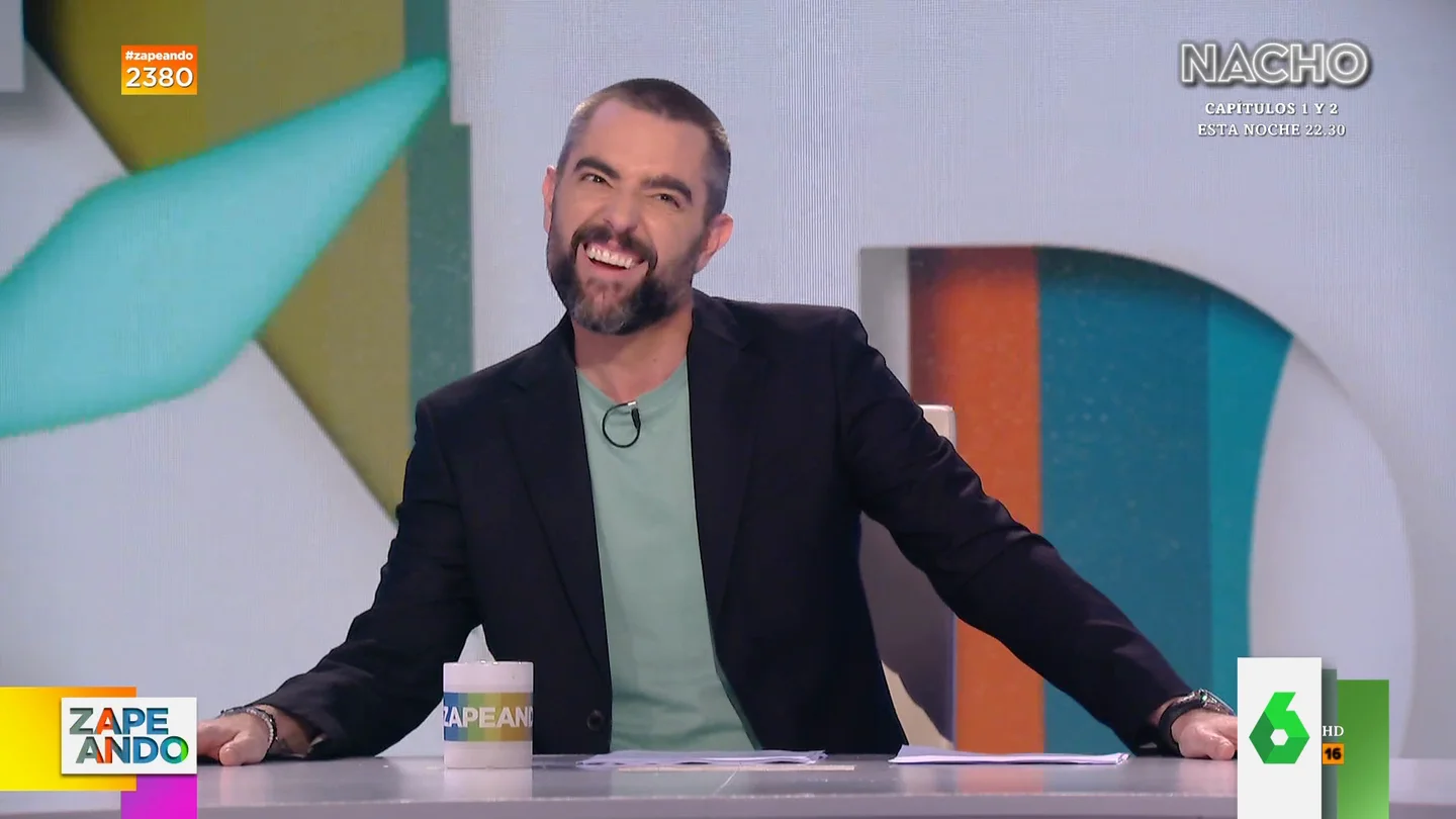 Quique Peinado explica a Dani Mateo el porqué de su característica sonrisa en la cabecera de Zapeando Quique Peinado explica a Dani Mateo el porqué de su característica sonrisa en la cabecera de Zapeando