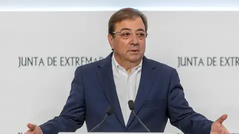 El presidente de la Junta de Extremadura en funciones, Guillermo Fernández Vara, en una rueda de prensa.