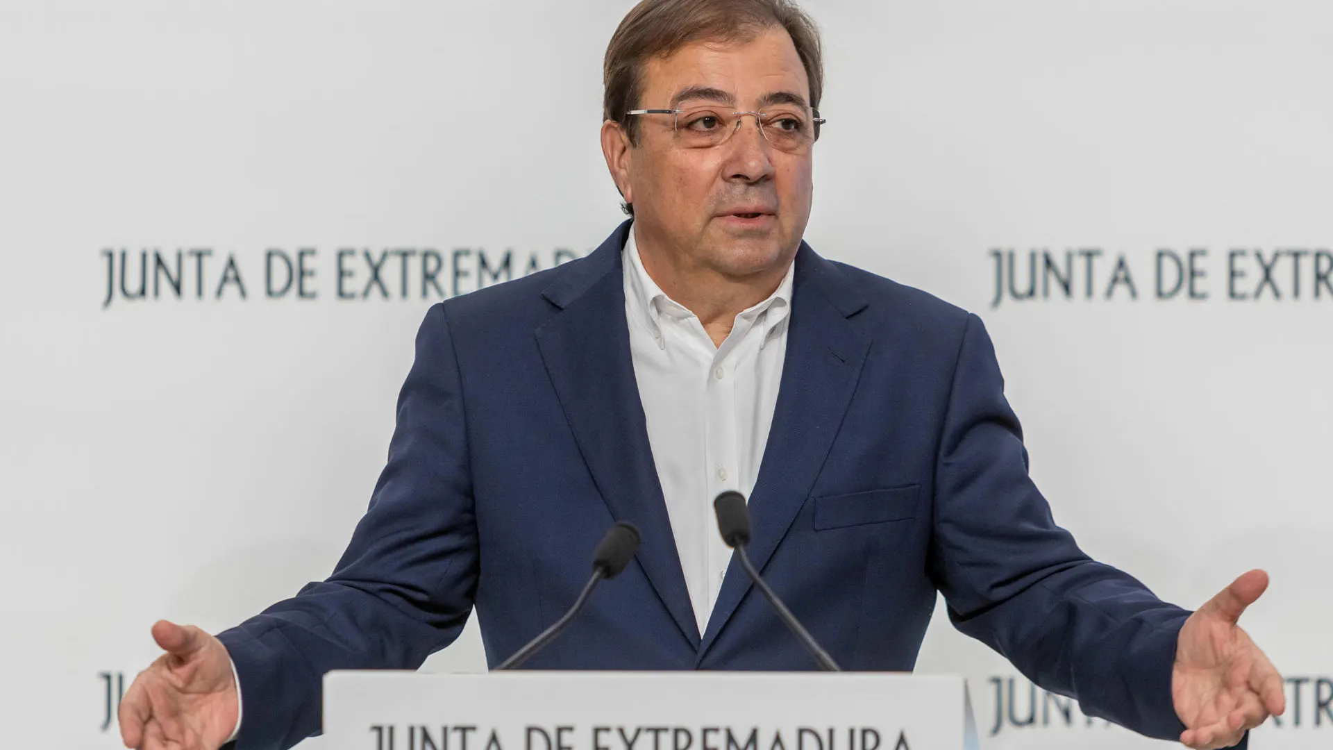 El presidente de la Junta de Extremadura en funciones, Guillermo Fernández Vara, en una rueda de prensa.