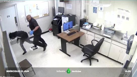 Un policía propina una brutal paliza a un joven que estaba siendo procesado en Detroit Un policía propina una brutal paliza a un joven que estaba siendo procesado en Detroit