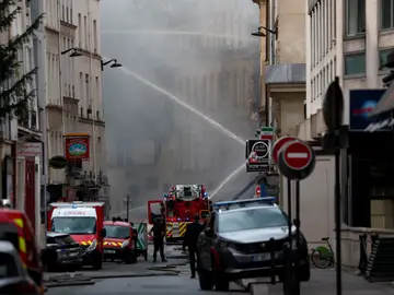 Varios edificios arden en París por una explosión causada por el gas
