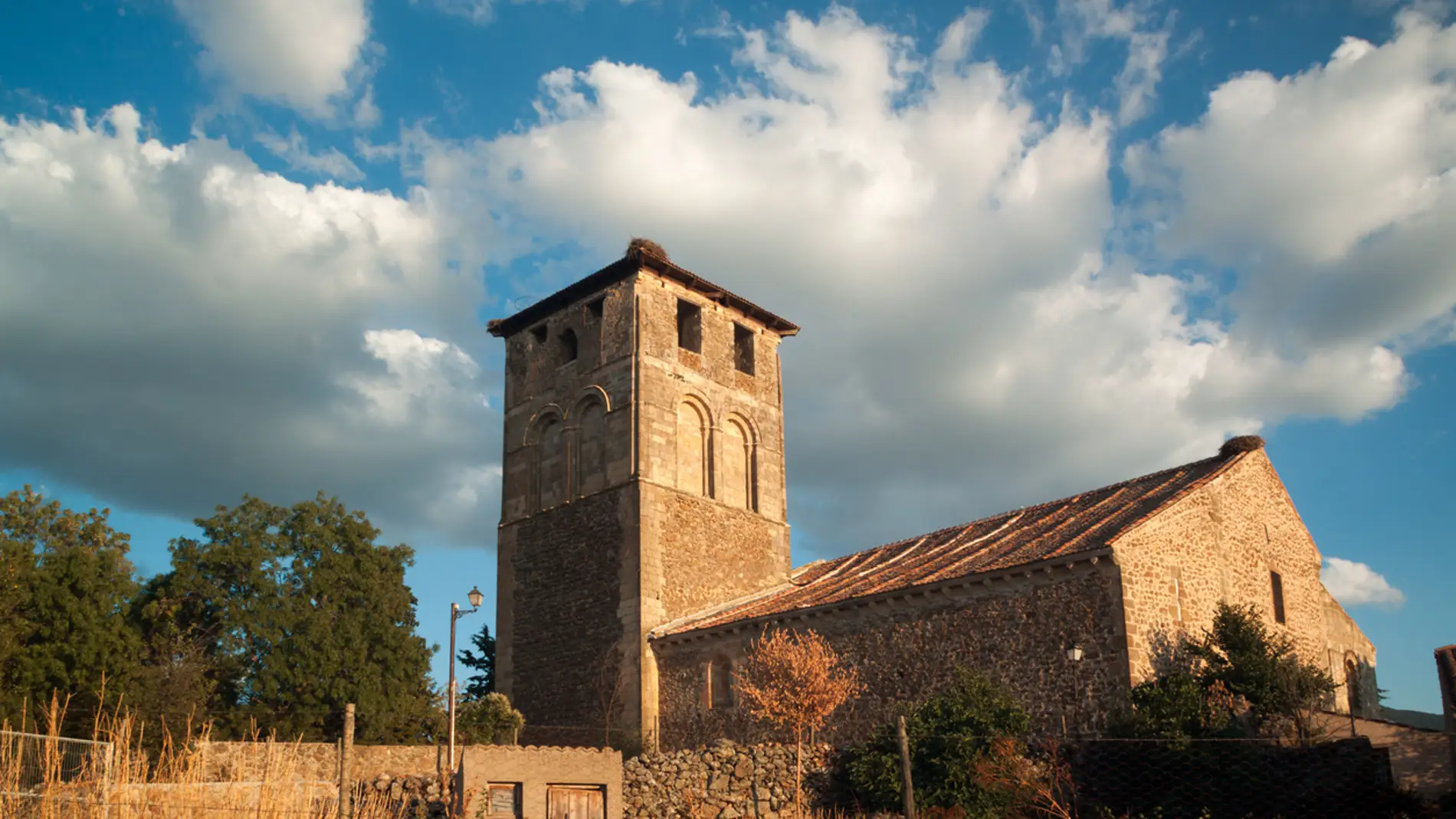 Iglesia románica de Sotosalbos, en un pueblo de Segovia