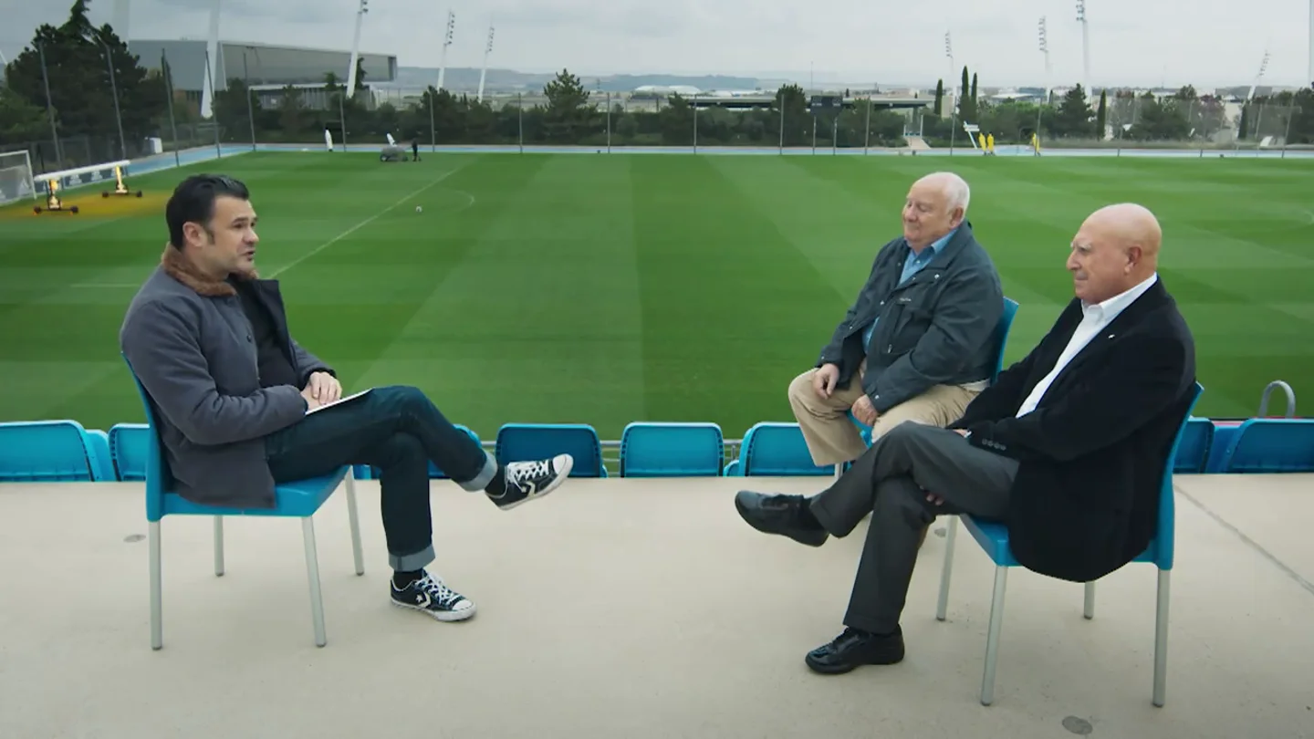 Dos compañeros de Julio Iglesias en el Real Madrid revelan a Iñaki López cómo era de jugador: "Era más un portero de balonmano" Dos compañeros de Julio Iglesias en el Real Madrid revelan a Iñaki López cómo era de jugador: "Era más un portero de balonmano"