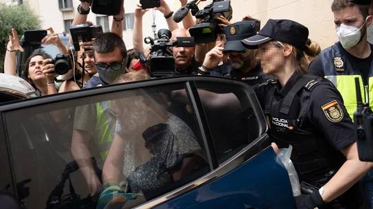 La alcaldesa de Sitges, Aurora Carbonell i Abella, en el momento de su detención en el Ayuntamiento de Sitges. La alcaldesa de Sitges, Aurora Carbonell i Abella, en el momento de su detención en el Ayuntamiento de Sitges.