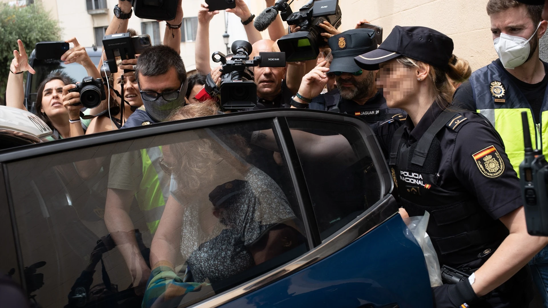 La alcaldesa de Sitges, Aurora Carbonell i Abella, en el momento de su detención en el Ayuntamiento de Sitges.