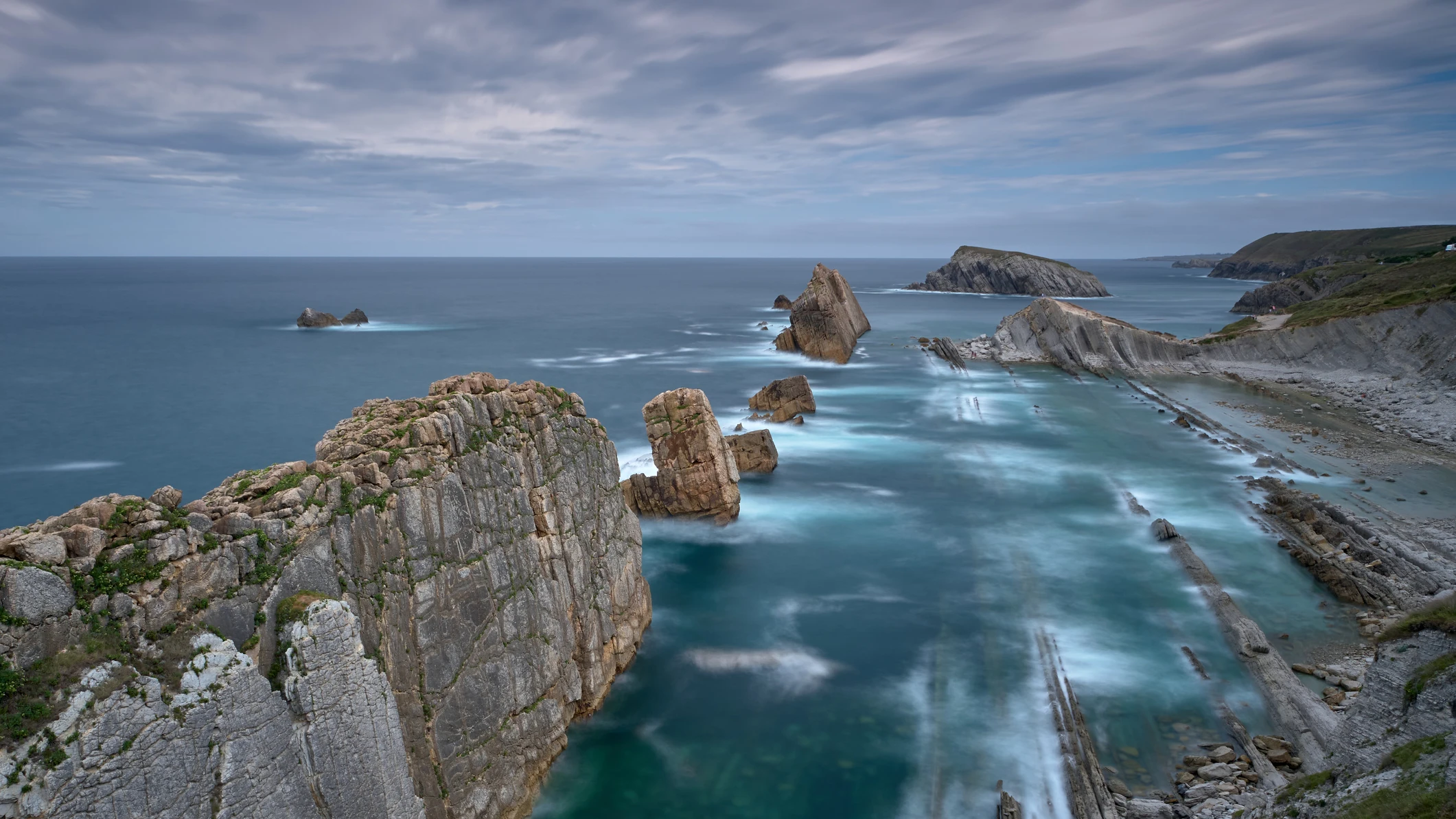 Playa y piscinas naturales de Arnía, en Liencres (Cantabria) Playa y piscinas naturales de Arnía, en Liencres (Cantabria)