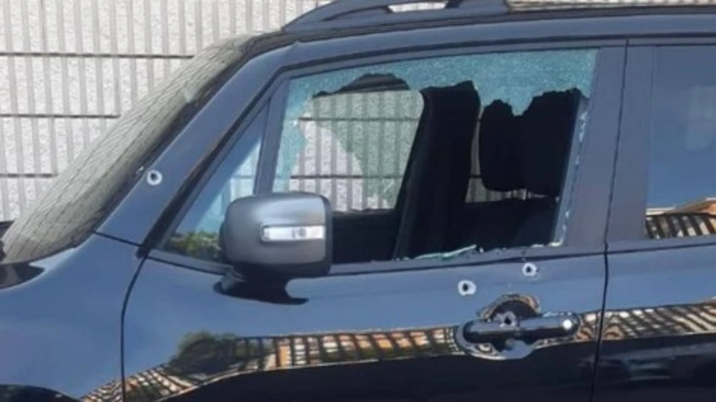 Así quedó el coche de un jugador en Italia: disparos por no ascender a la Serie B Así quedó el coche de un jugador en Italia: disparos por no ascender a la Serie B
