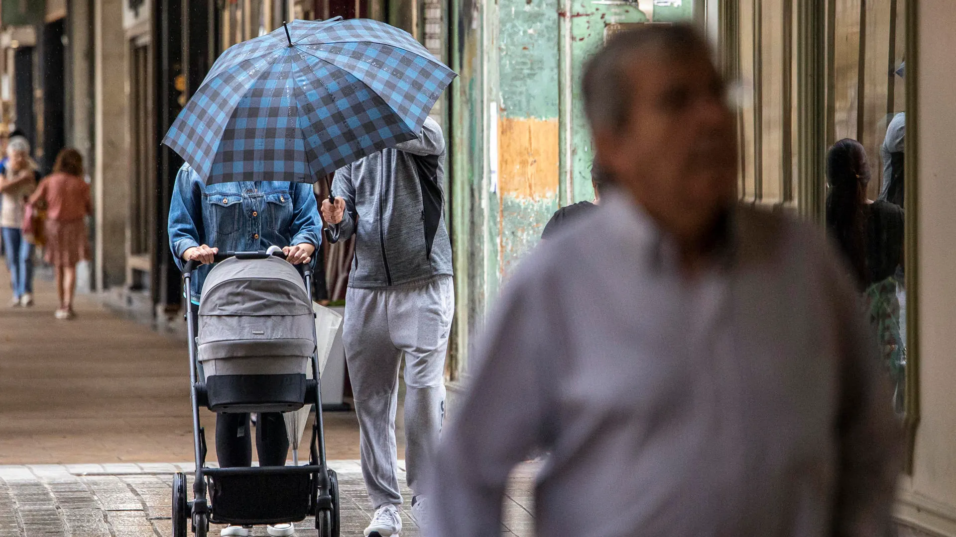 Una pareja se protege de la lluvia en Logroño.