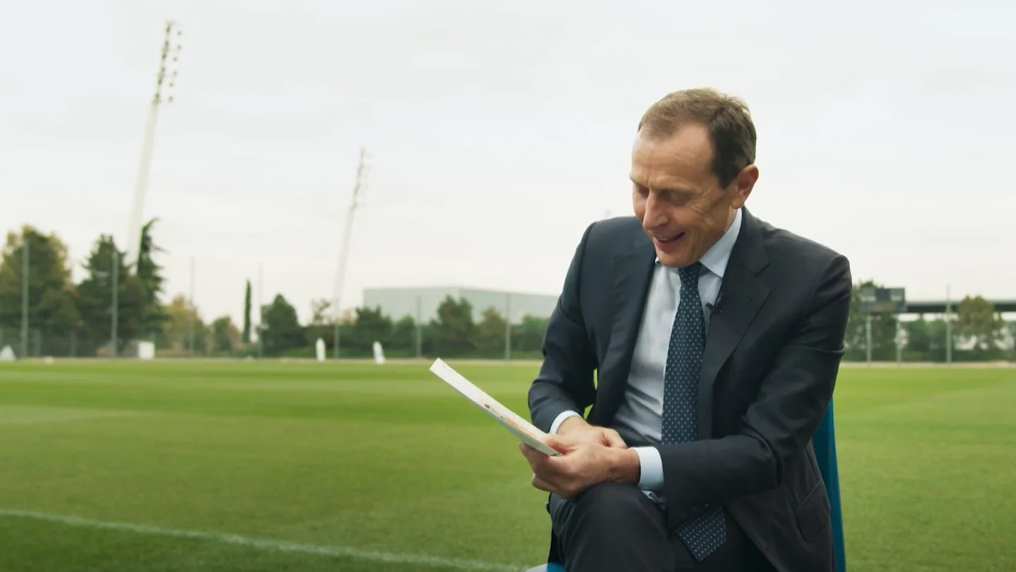 Emilio Butragueño muestra a Iñaki López, por primera vez y en exclusiva, el documento que une para siempre a Julio Iglesias y al Real Madrid Emilio Butragueño muestra a Iñaki López, por primera vez y en exclusiva, el documento que une para siempre a Julio Iglesias y al Real Madrid
