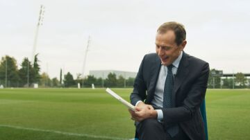 Emilio Butragueño muestra a Iñaki López, por primera vez y en exclusiva, el documento que une para siempre a Julio Iglesias y al Real Madrid 