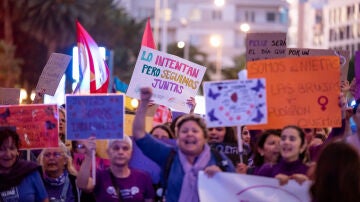 Cientos de personas durante una manifestación con motivo del Día Internacional de la Mujer