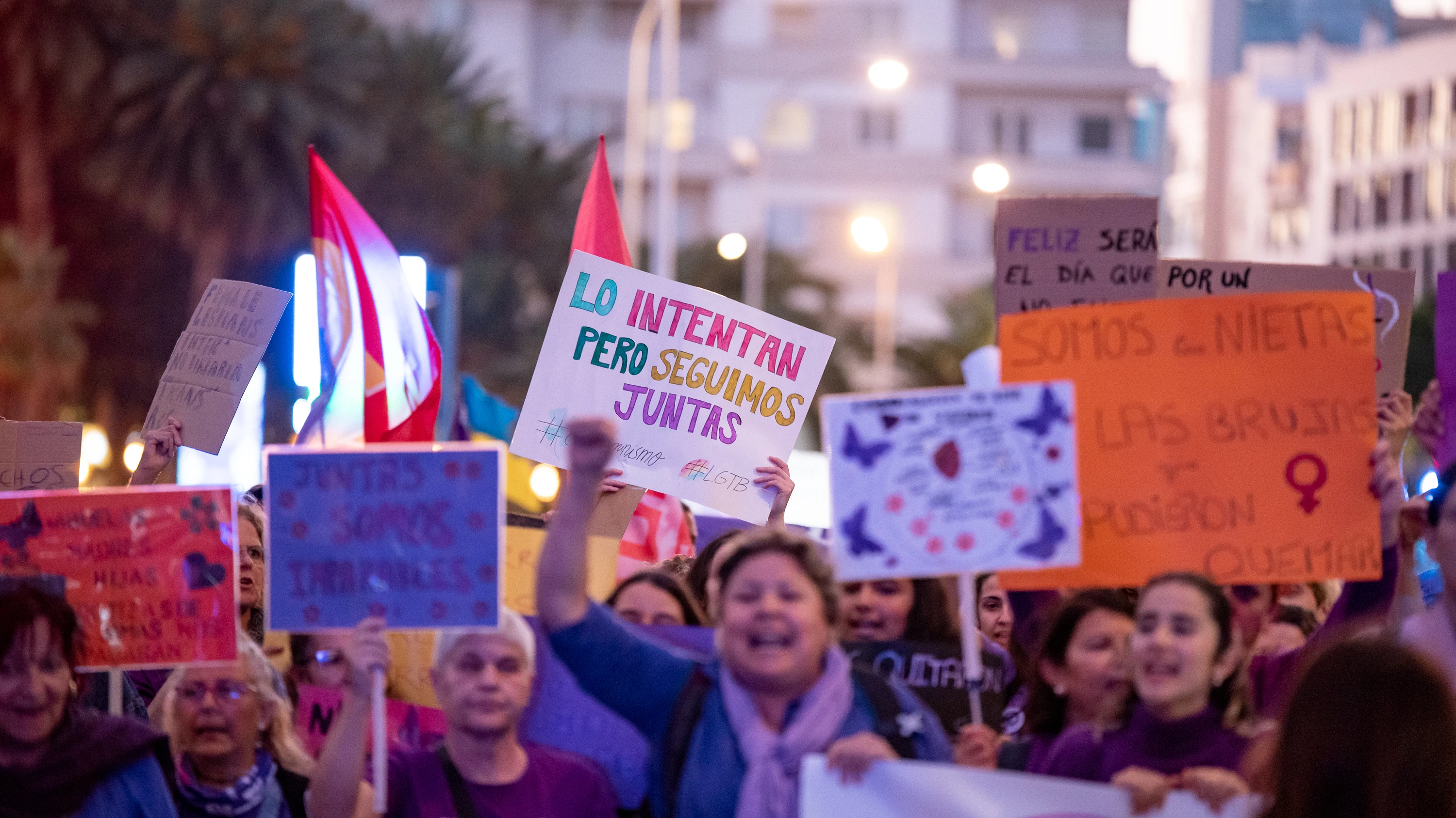 Cientos de personas durante una manifestación con motivo del Día Internacional de la Mujer