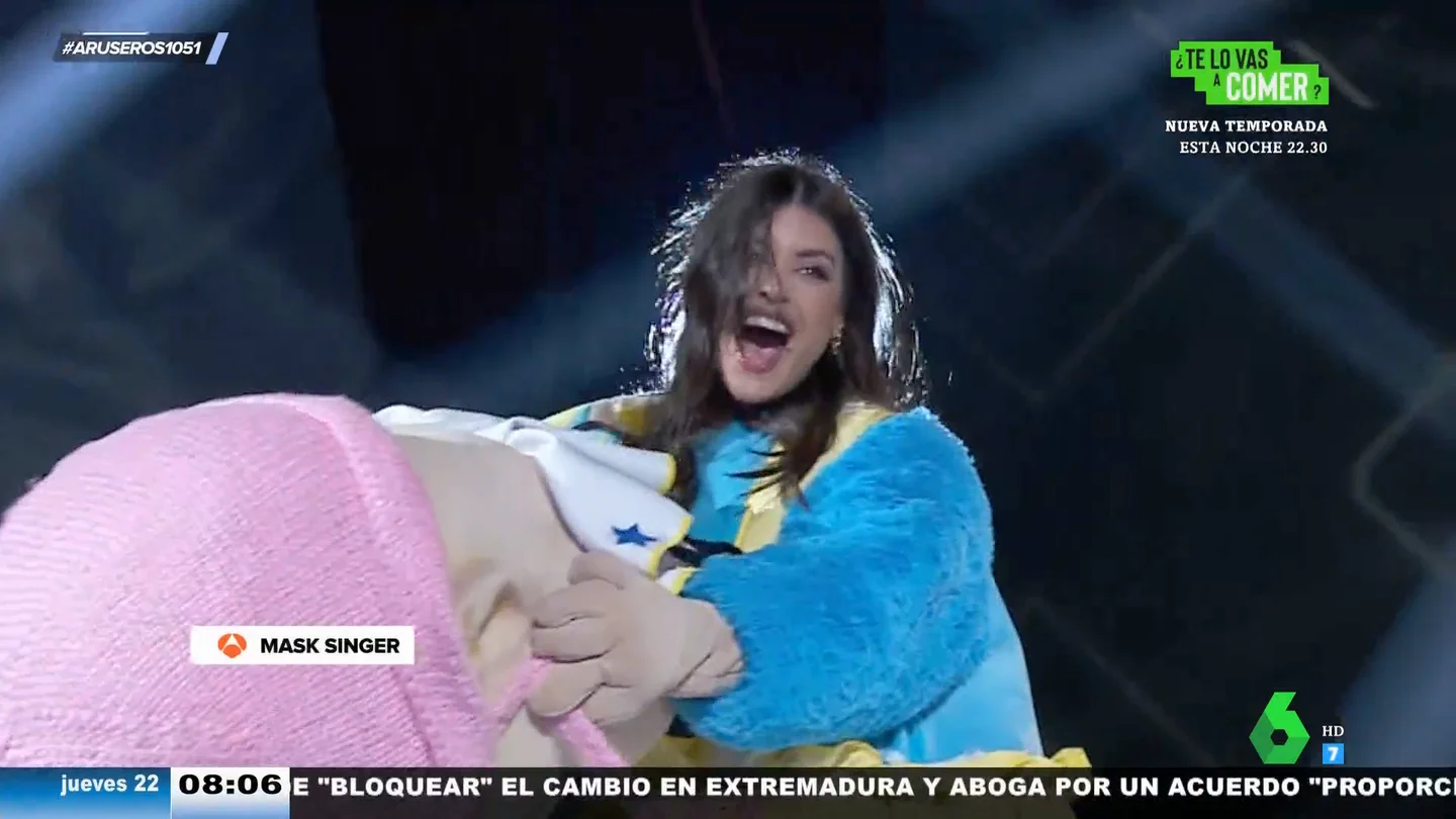 Dulceida y Alaska, desenmascaradas en Mask Singer: el momentazo en el que Javier Calvo tira al suelo a la influencer Dulceida y Alaska, desenmascaradas en Mask Singer: el momentazo en el que Javier Calvo tira al suelo a la influencer