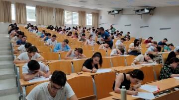 Estudiantes en el examen de la EvAU