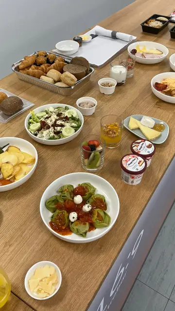 Comida a bordo de la zona business de un avión de Latam Airlines Comida a bordo de la zona business de un avión de Latam Airlines