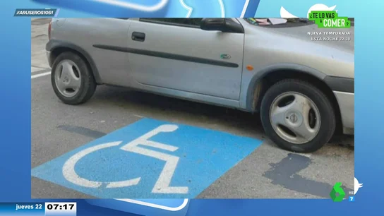 Aparca su coche y cuando vuelve a por él tiene una multa y una señal para personas con discapacidad recién pintada Aparca su coche y cuando vuelve a por él tiene una multa y una señal para personas con discapacidad recién pintada