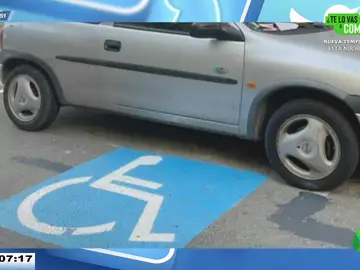 Aparca su coche y cuando vuelve a por él tiene una multa y una señal para personas con discapacidad recién pintada