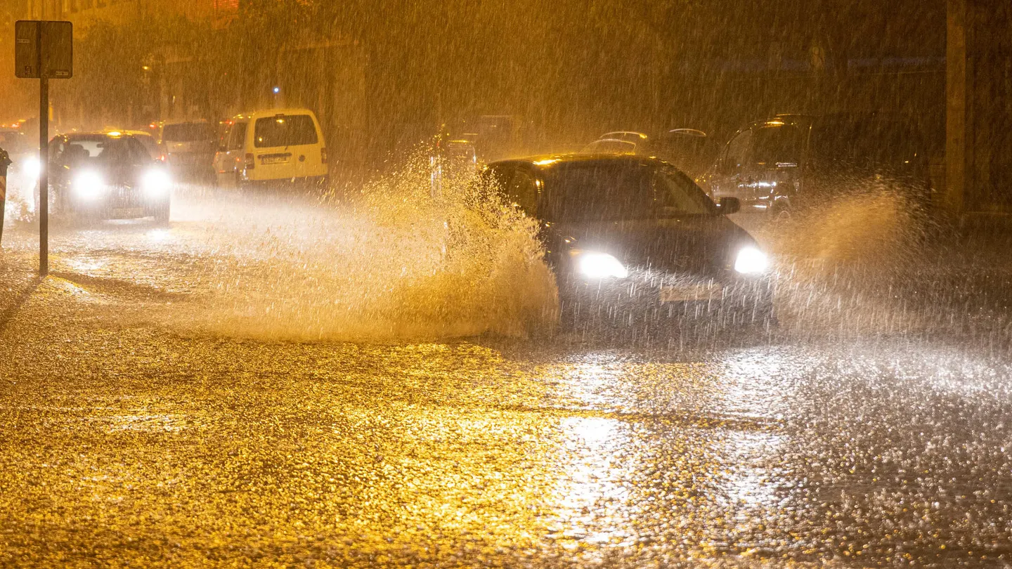 Una fuerte tormenta azota Logroño este miércoles, día en el que comienza el verano. Una fuerte tormenta azota Logroño este miércoles, día en el que comienza el verano.