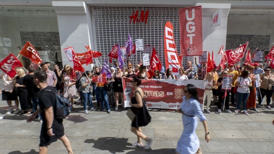 Los 4.000 empleados de H&M van a huelga en plena campaña de rebajas para pedir que se refuercen las plantillas y mejoras salariales Los 4.000 empleados de H&M van a huelga en plena campaña de rebajas para pedir que se refuercen las plantillas y mejoras salariales