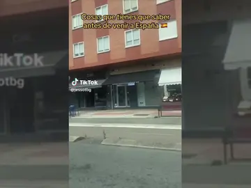 Una joven ecuatoriana se sorprende al ver lo que hace la gente en el transporte público en España Una joven ecuatoriana se sorprende al ver lo que hace la gente en el transporte público en España