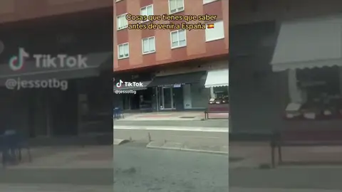 Una joven ecuatoriana se sorprende al ver lo que hace la gente en el transporte público en España Una joven ecuatoriana se sorprende al ver lo que hace la gente en el transporte público en España