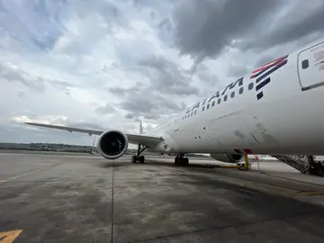 Avión Boeing 778 de Latam Airliness en el Aeropuerto de Madrid Avión Boeing 778 de Latam Airliness en el Aeropuerto de Madrid