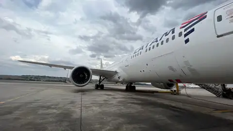 Avión Boeing 778 de Latam Airliness en el Aeropuerto de Madrid Avión Boeing 778 de Latam Airliness en el Aeropuerto de Madrid