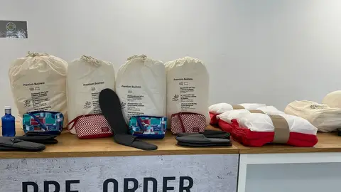 Ropa de cama y almohadas de la zona business de un avión Ropa de cama y almohadas de la zona business de un avión