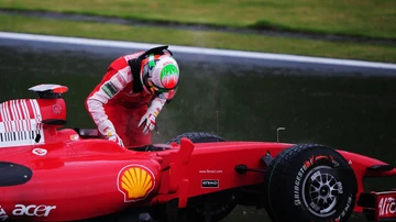 Fisichella saliendo de su Ferrari