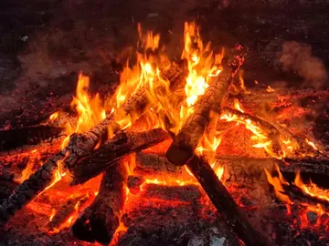 Imagen de una hoguera encendida Imagen de una hoguera encendida