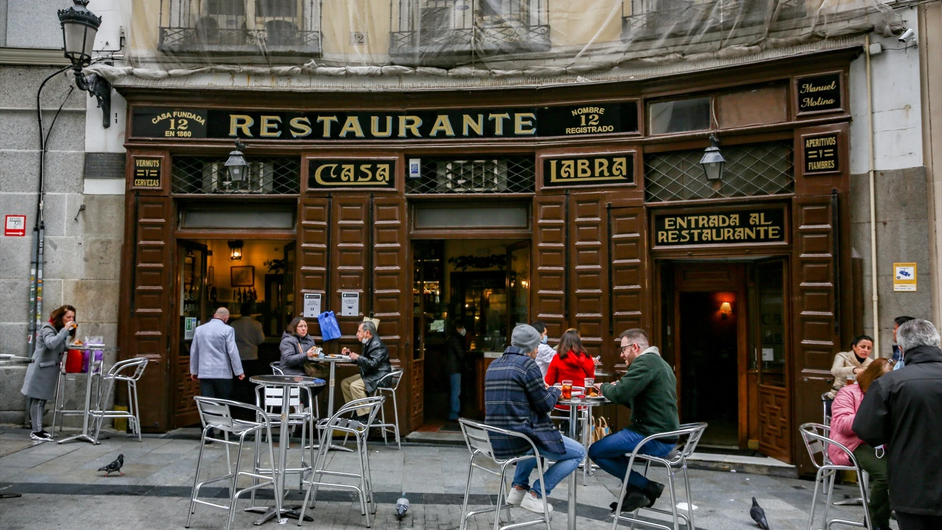 Casa Labra, la centenaria taberna madrileña que vio nacer al PSOE y en la que Évole entrevista a Sánchez