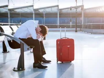 Joven en el aeropuerto que ha perdido el avión