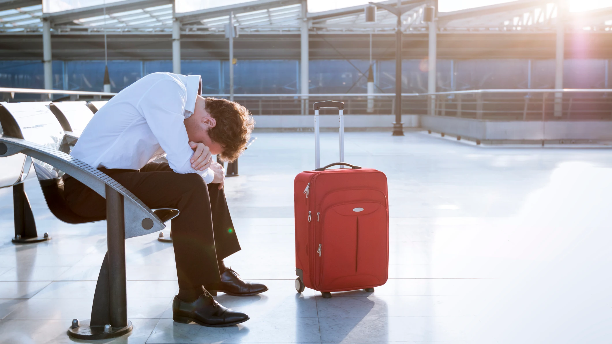 Joven en el aeropuerto que ha perdido el avión Joven en el aeropuerto que ha perdido el avión