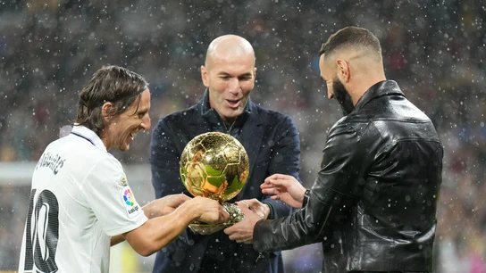 Zinedine Zidane y Luka Modric entregando el Balón de Oro a Karim Benzema Zinedine Zidane y Luka Modric entregando el Balón de Oro a Karim Benzema