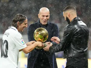 Zinedine Zidane y Luka Modric entregando el Balón de Oro a Karim Benzema