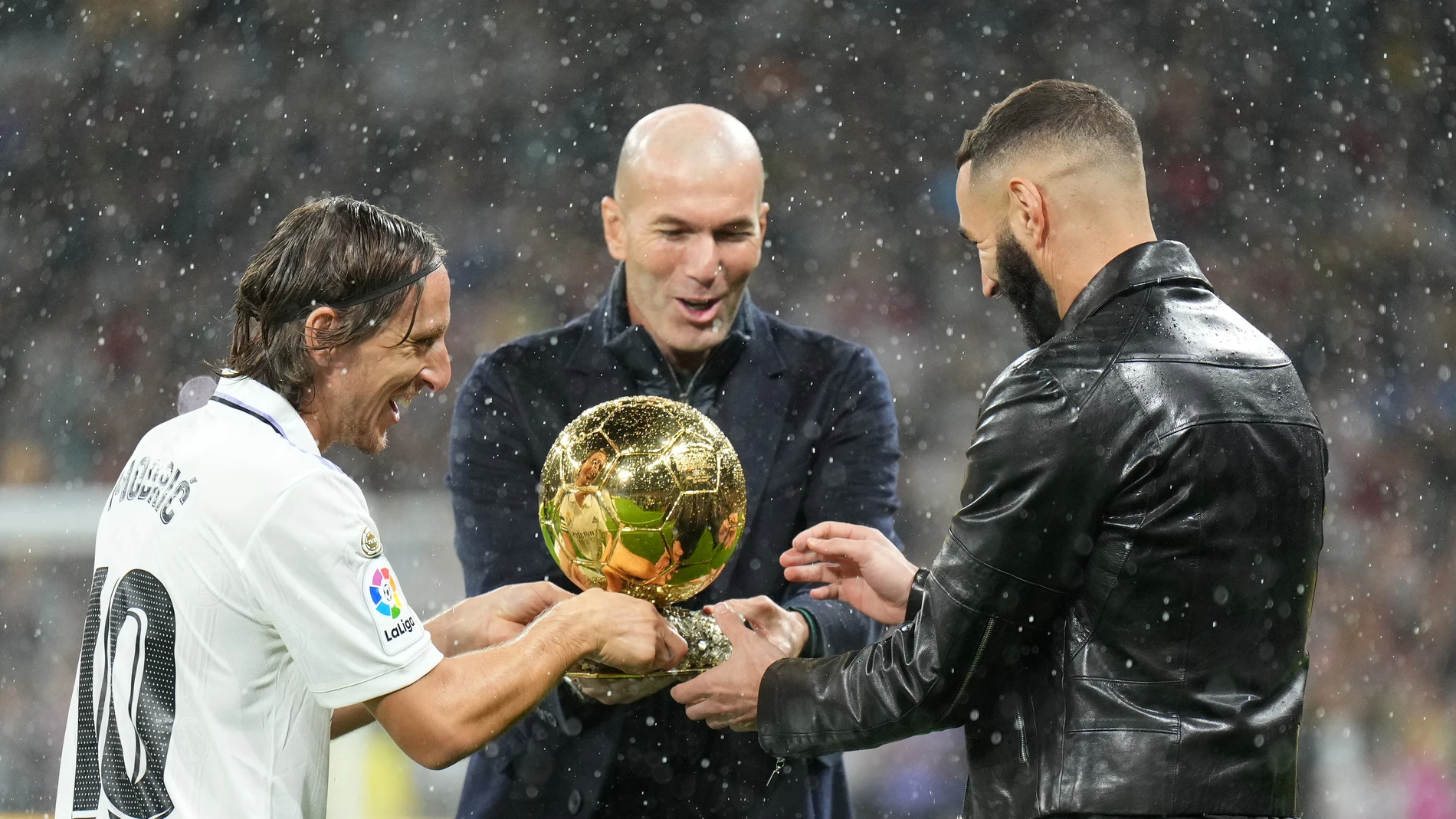 Zinedine Zidane y Luka Modric entregando el Balón de Oro a Karim Benzema