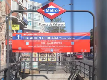 Entrada de la estación de Metro Puente de Vallecas cerrada desde hoy por las obras de mejora de de la línea 1 Metro de Madrid