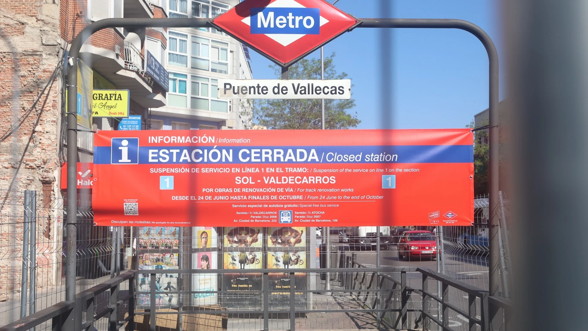 Entrada de la estación de Metro Puente de Vallecas, contigua a la estación de Nueva Numancia