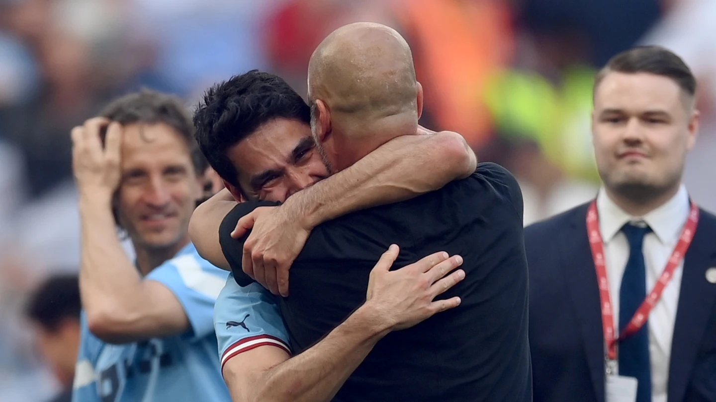 Gundogan se abraza a Guardiola Gundogan se abraza a Guardiola