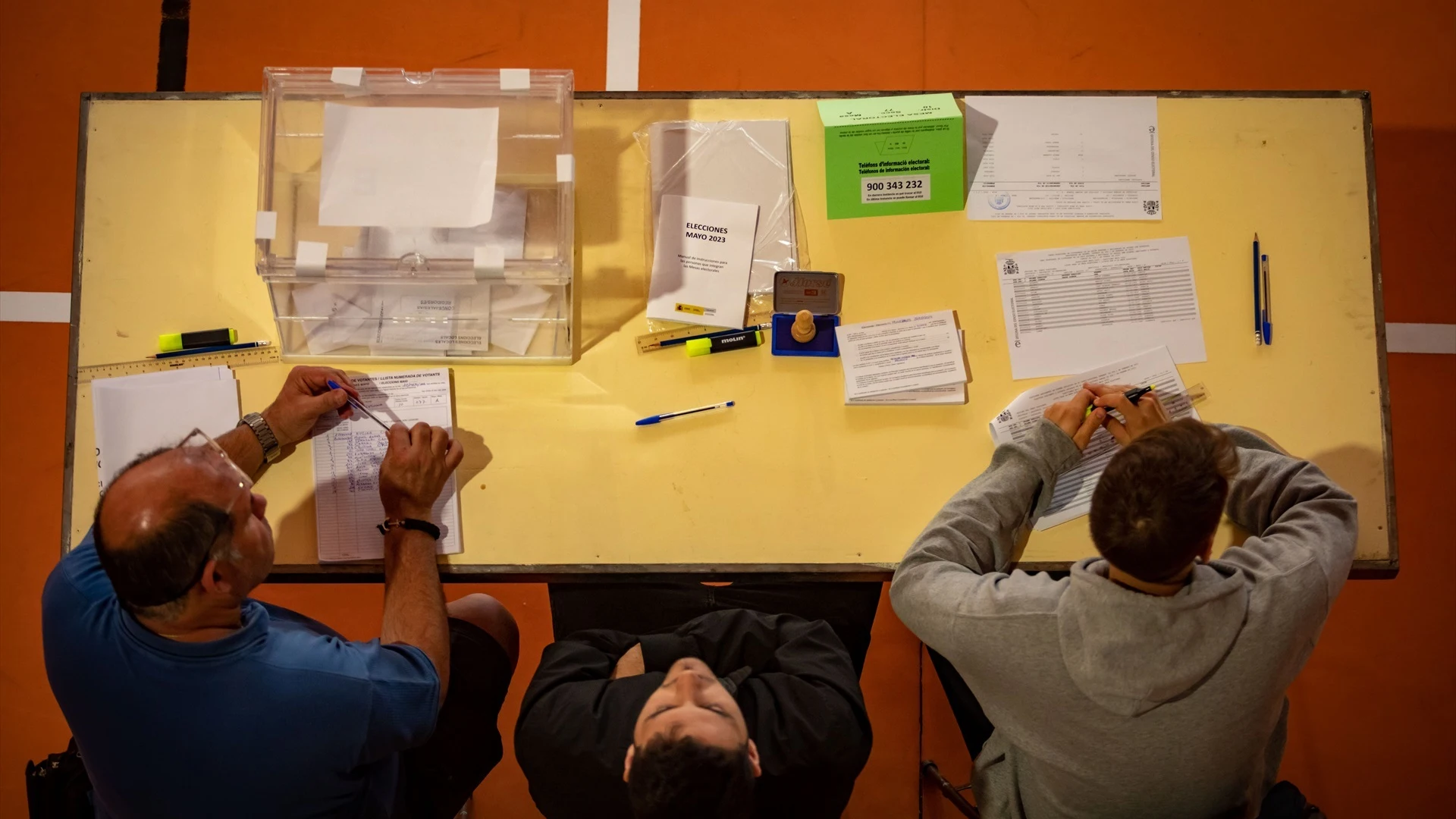 Los componentes de una mesa electoral esperan a que los ciudadanos voten el 28M.