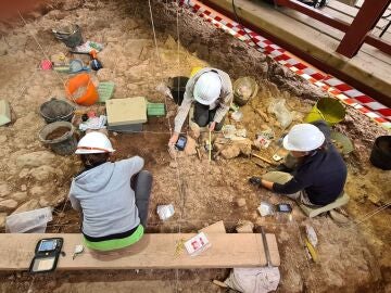 Imagen de los trabajos de excavación en el nivel IIIb de la Cueva de las Teixoneres de Moià