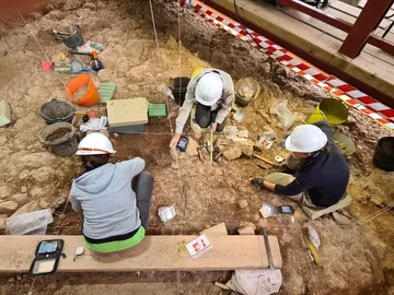 Imagen de los trabajos de excavación en el nivel IIIb de la Cueva de las Teixoneres de Moià Imagen de los trabajos de excavación en el nivel IIIb de la Cueva de las Teixoneres de Moià