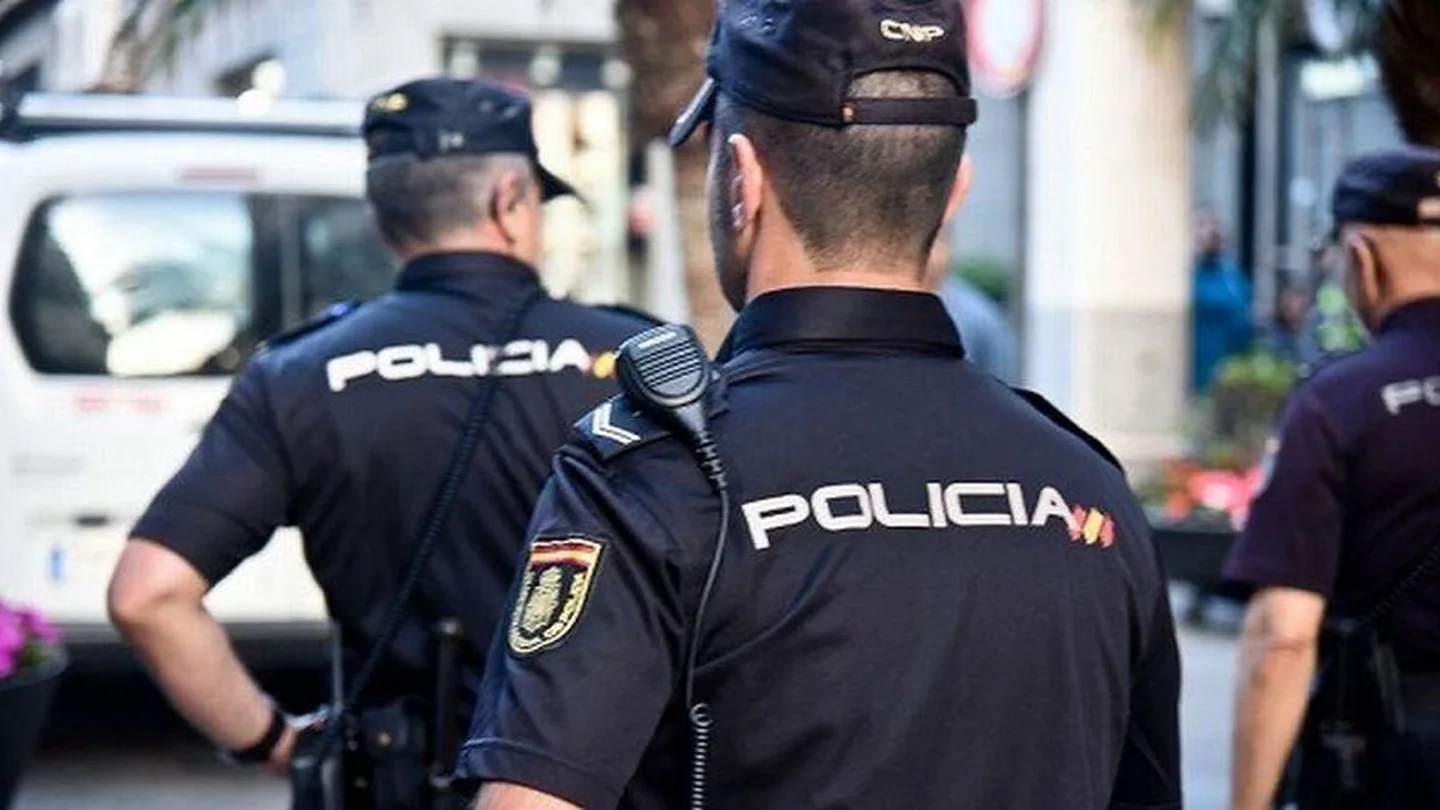 Agentes de la Policía Nacional patrullan a pie Agentes de la Policía Nacional patrullan a pie