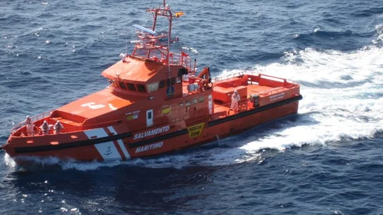 Rescatan a dos personas a cinco millas de Barbate (Cádiz) tras sufrir su embarcación un impacto por orcas Rescatan a dos personas a cinco millas de Barbate (Cádiz) tras sufrir su embarcación un impacto por orcas