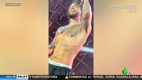 Maluma sube la temperatura en Ibiza quitándose la camiseta en pleno concierto