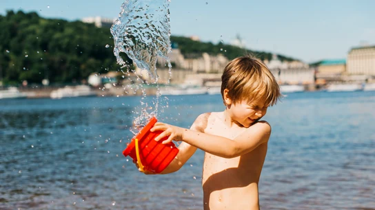 Una doctora indica las 3 cosas que hay que hacer para evitar que los niños sufran un golpe de calor Una doctora indica las 3 cosas que hay que hacer para evitar que los niños sufran un golpe de calor
