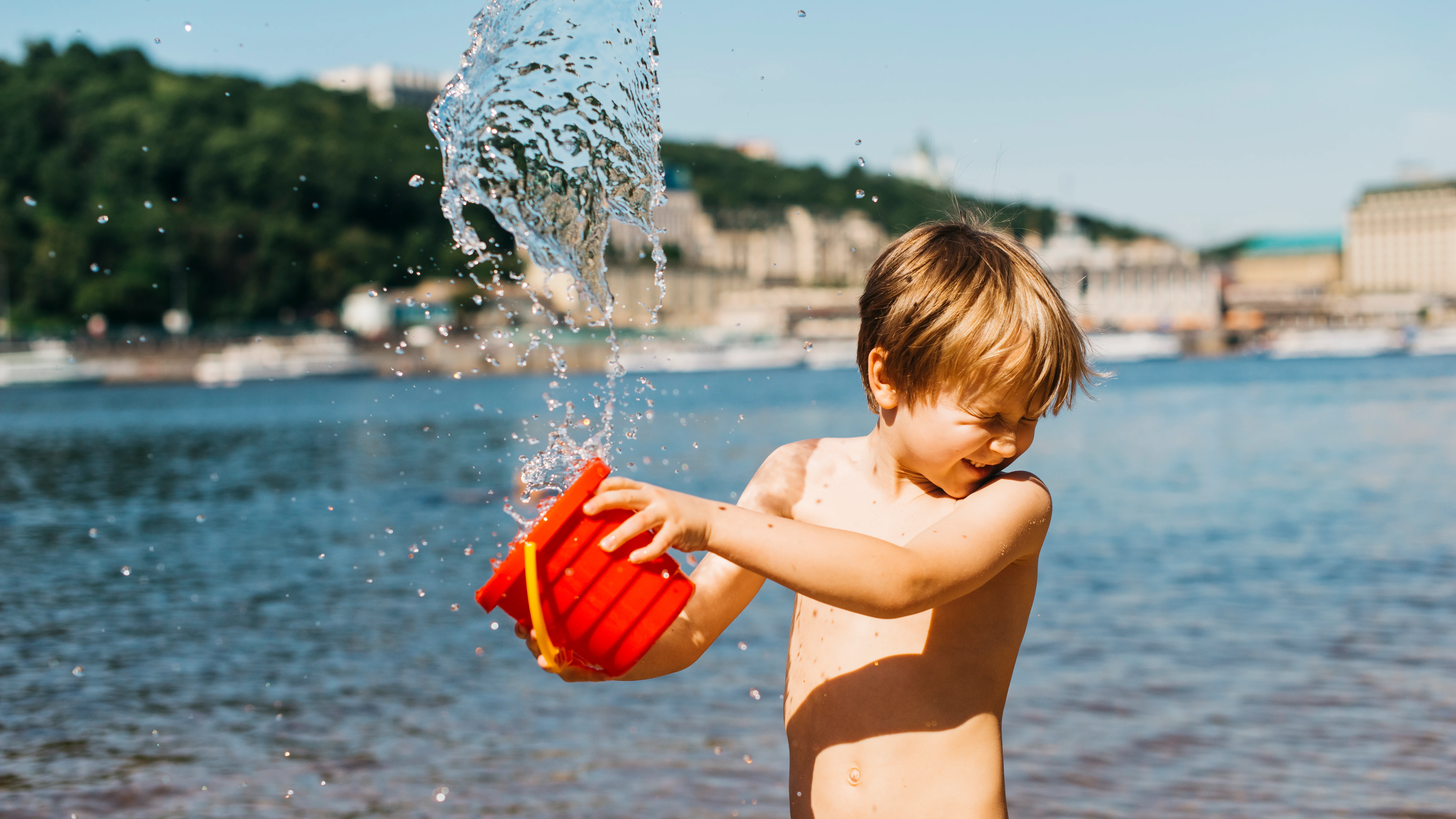 Una doctora indica las 3 cosas que hay que hacer para evitar que los niños sufran un golpe de calor